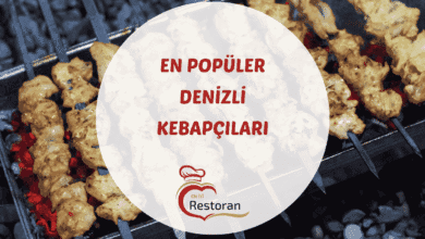 Denizli tandır kebabı, söğüş tabağı ve pide ile birlikte ahşap masada servis edilirken