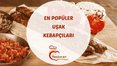 Uşak sokak aralarında ızgaradan duman yükselen bir kebapçının mangal başı görünümü